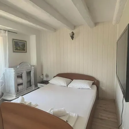 Diana - Six Bedroom With Private Pool 예세니체