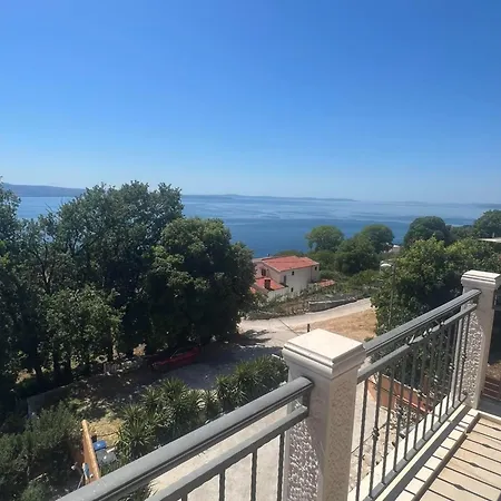 Diana - Six Bedroom With Private Pool 빌라 예세니체
