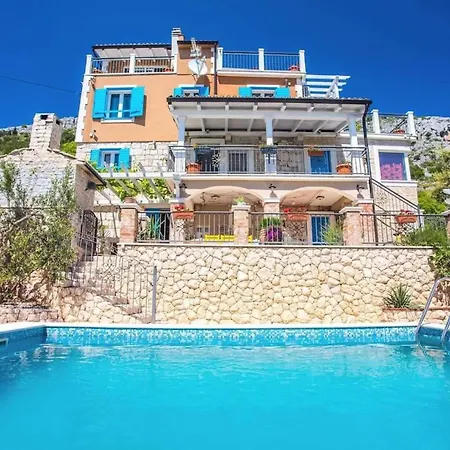 Diana - Six Bedroom With Private Pool * Jesenice (Split-Dalmatia)