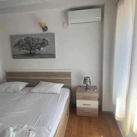 Vila Diana - Six Bedroom With Private Pool Jesenice (Split-Dalmatia)